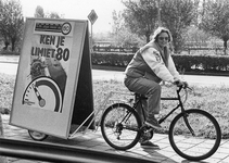 841722 Afbeelding van de fietsmobiel voor de campagne Ken je Limiet voor verbetering van de verkeersveiligheid op de ...